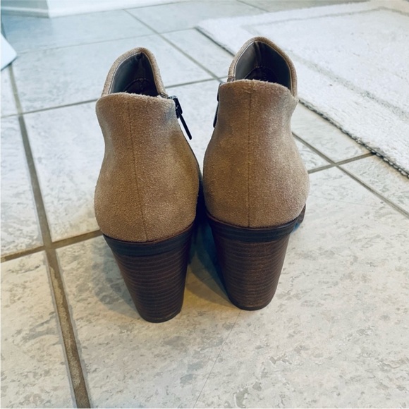 NWOT Vince Camaro Taupe Suede Booties sz 7.5 (38) women’s - Picture 8 of 9